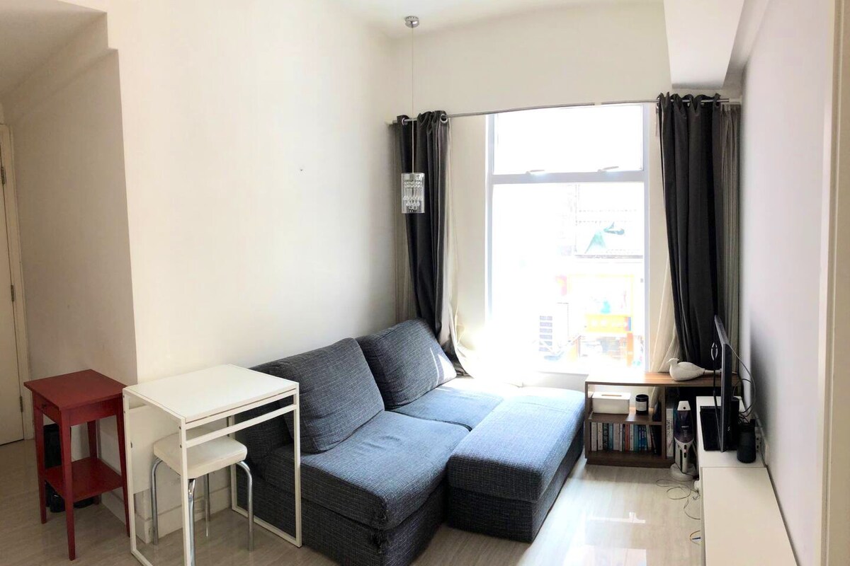 Modern 1BR in Central HK/Soho. 5m to MTR. w/ LIFT!