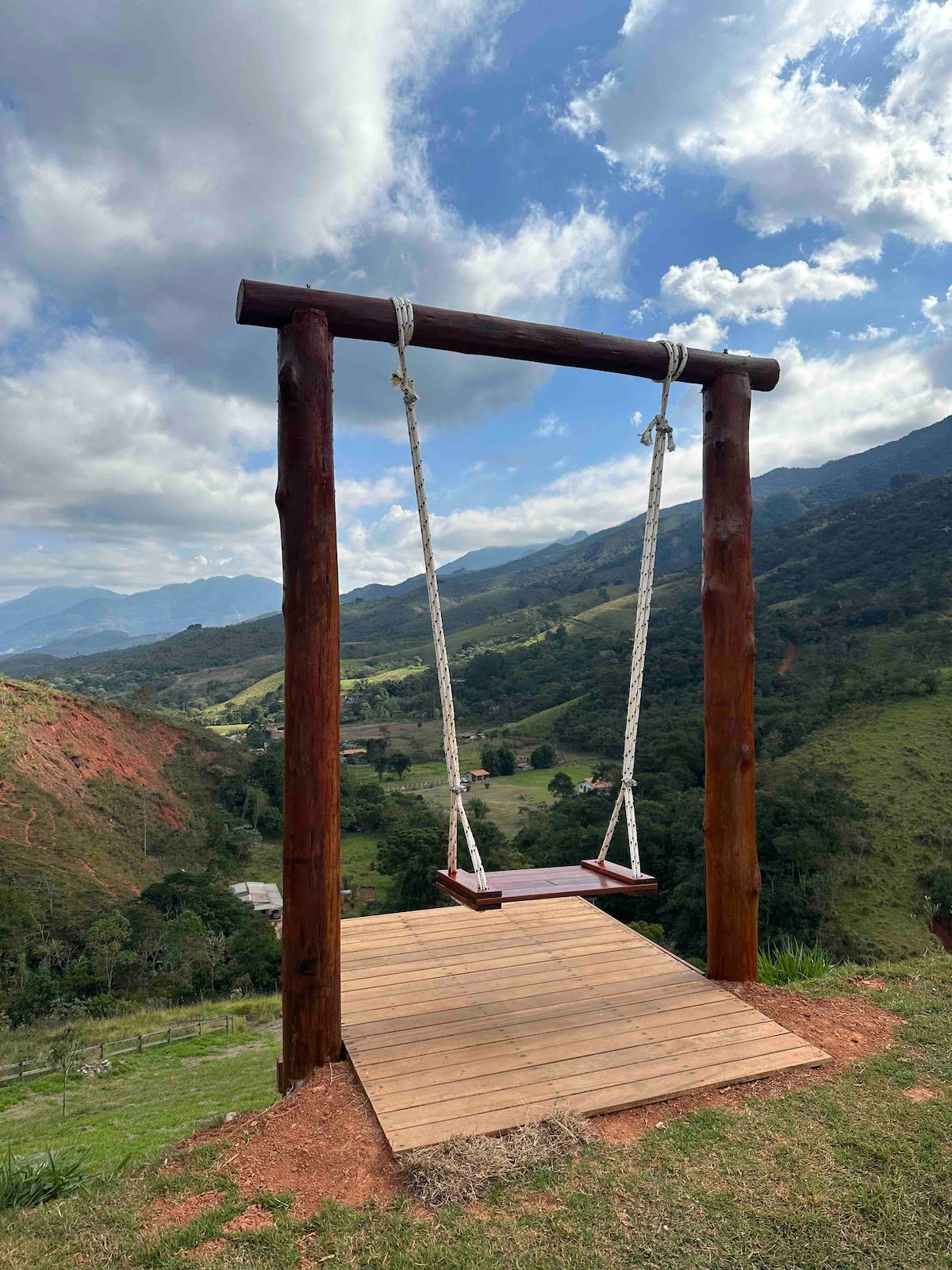 Casa na montanha com cachoeira