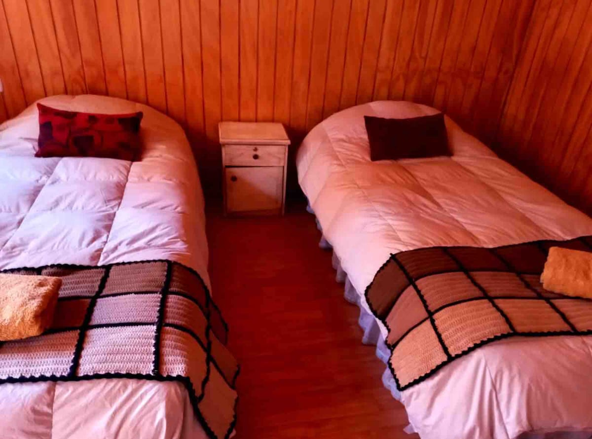 双人房（ 2张床） ，共用卫生间（室外）