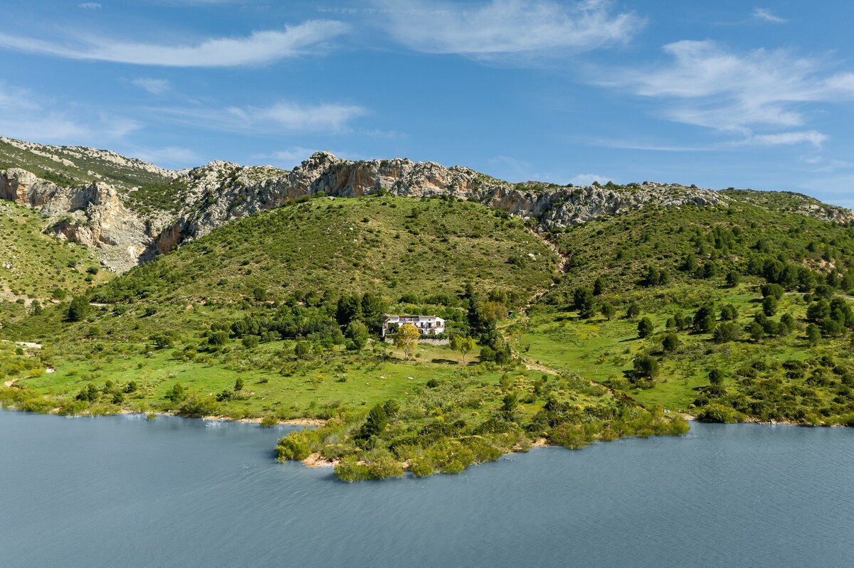 Lakefront finca by the Embalse de Guadalhorce lake