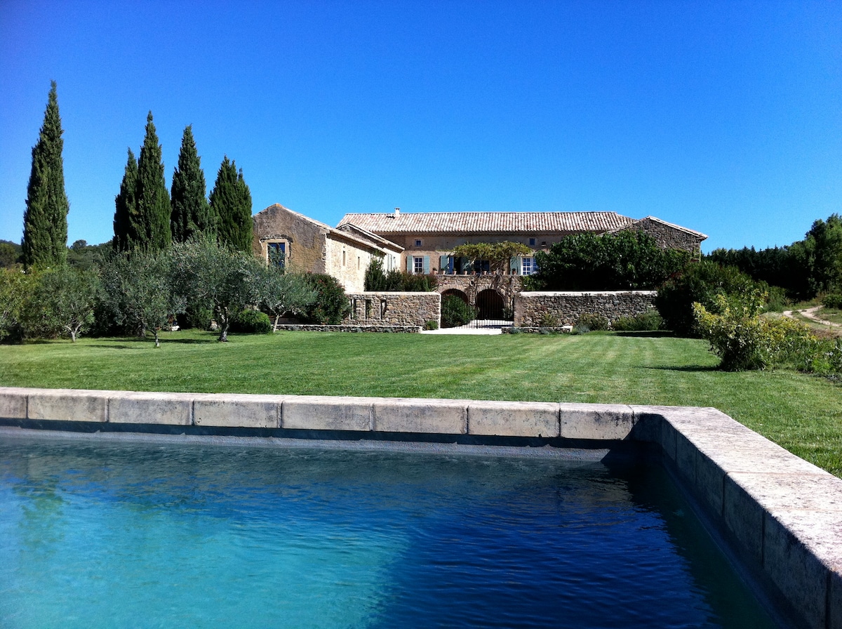 Near Uzes ,mas with swimming pool 10 pax