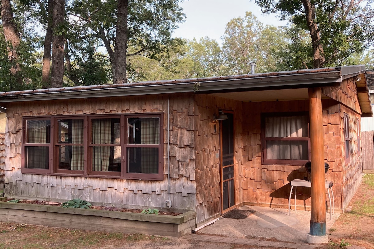 Cozy Cabin #1 @ Little Island Lake Resort