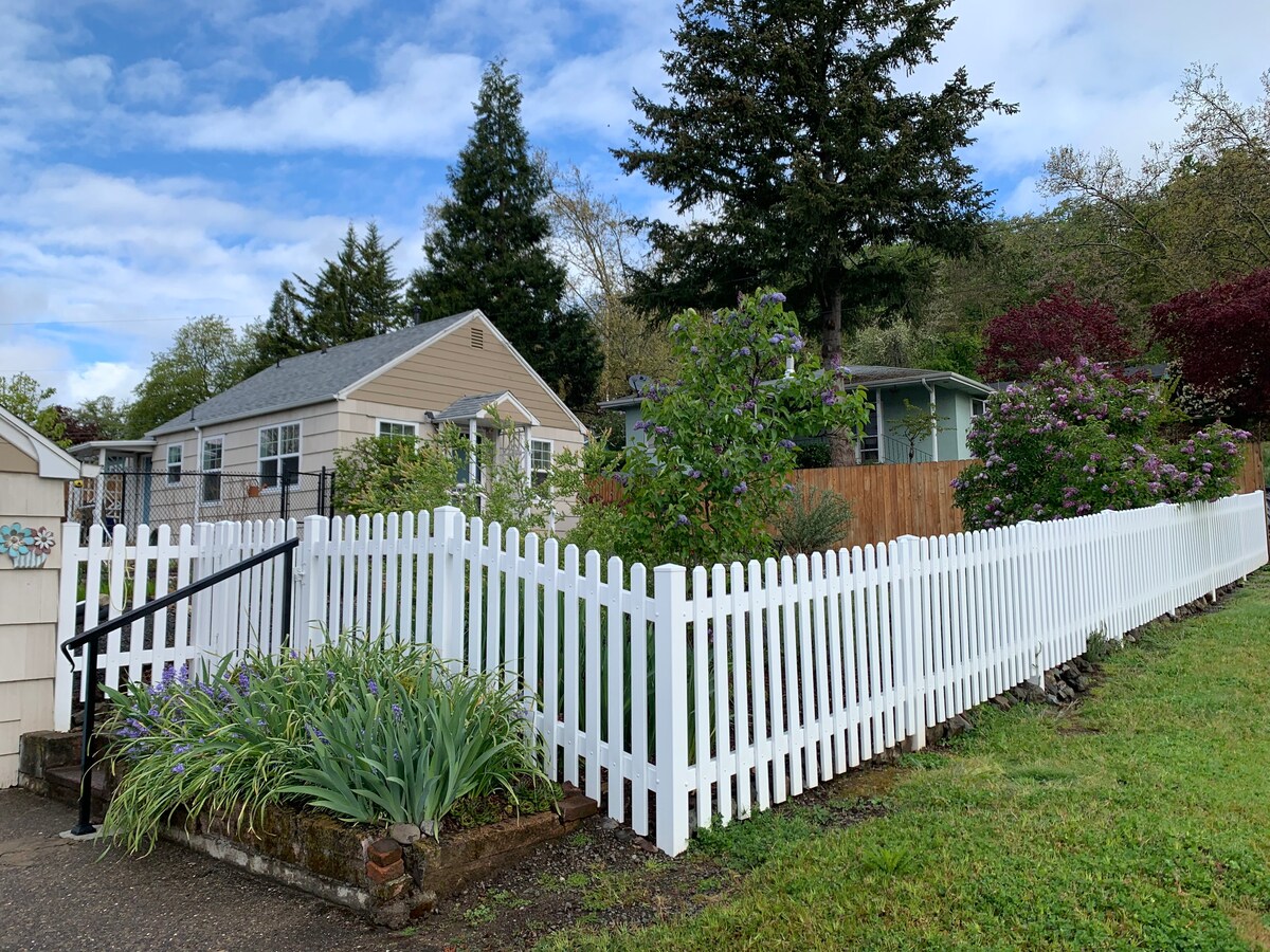 Bella 's Cozy Cottage ，整套房子供院子使用