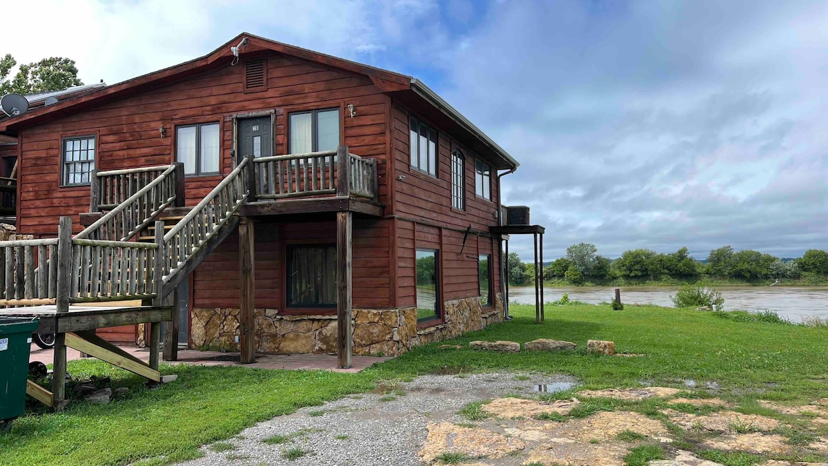 Riverfront Cabin w/ Jacuzzi View