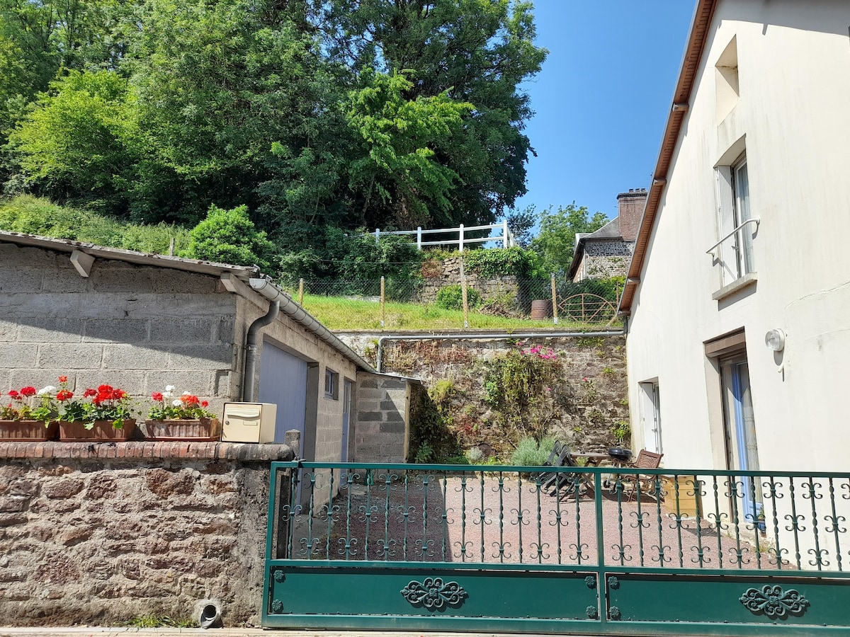 Chez Pauline, Gavray. House with Wi-Fi & garage.