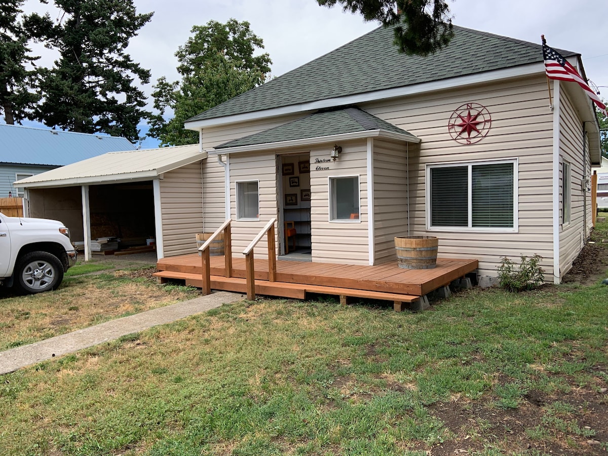 Tex and Nana 's Charming 1900' s宠物友好型住宅