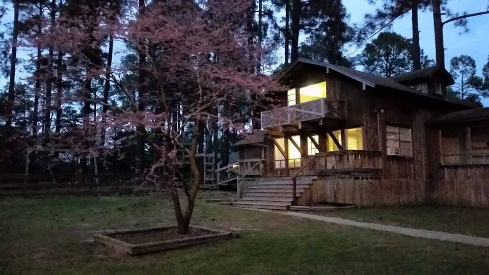 Tall Timbers Retreat的Redbud小木屋。可入住18人！