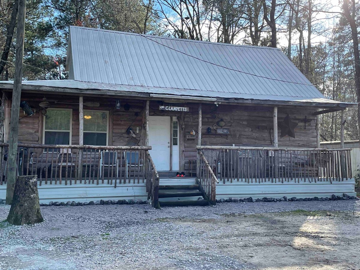 Washington Woods Cabins- The Rustic Clampett Cabin