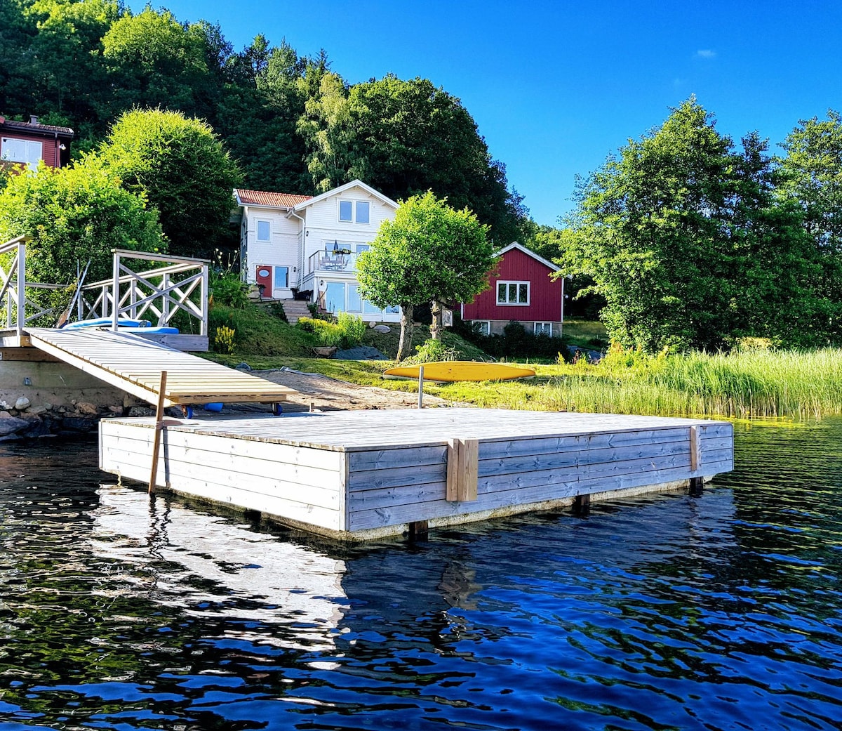 Strandnära hus med magisk utsikt