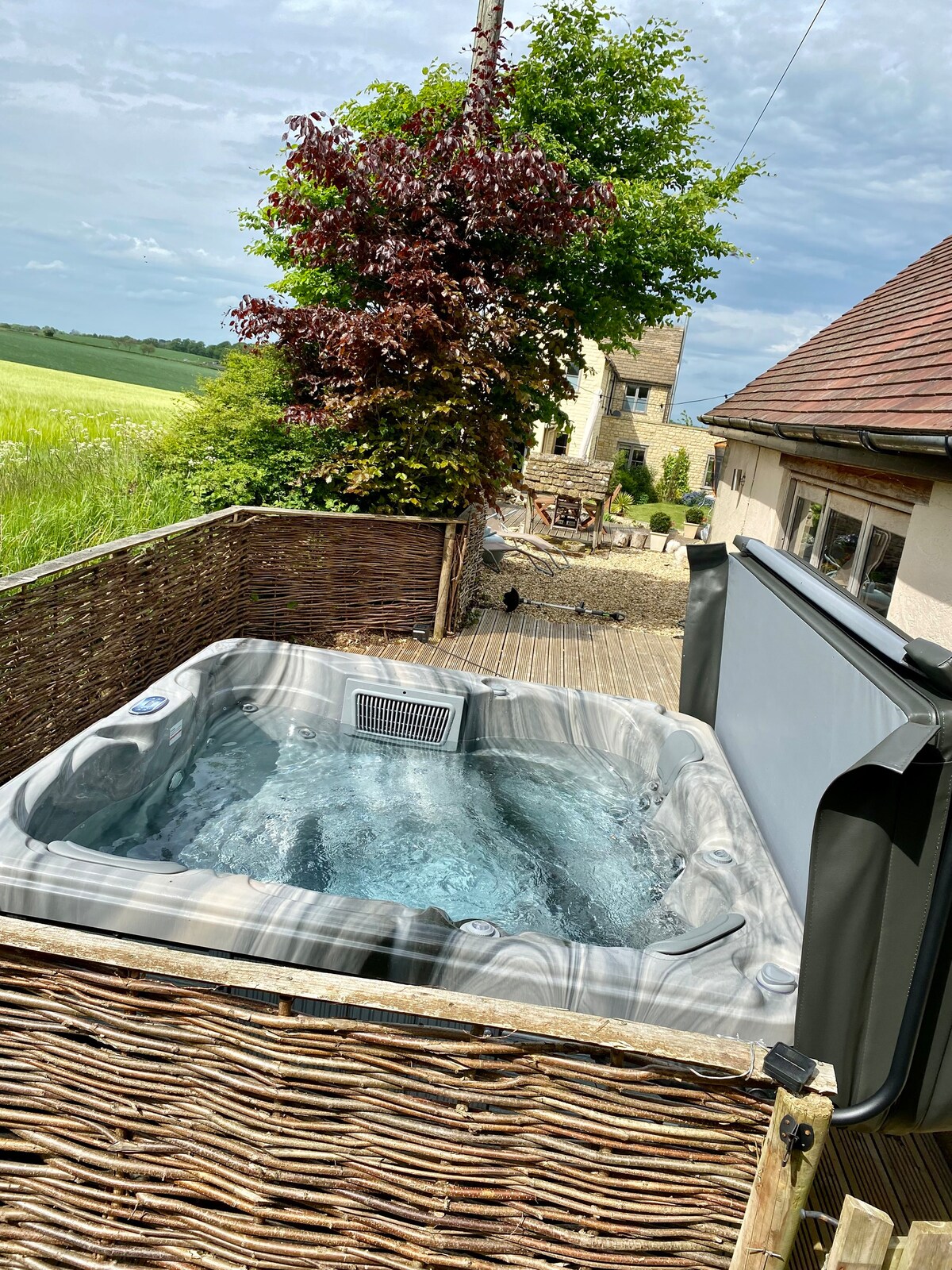 Luxury Cottage with Hot Tub, Kingscote, Tetbury