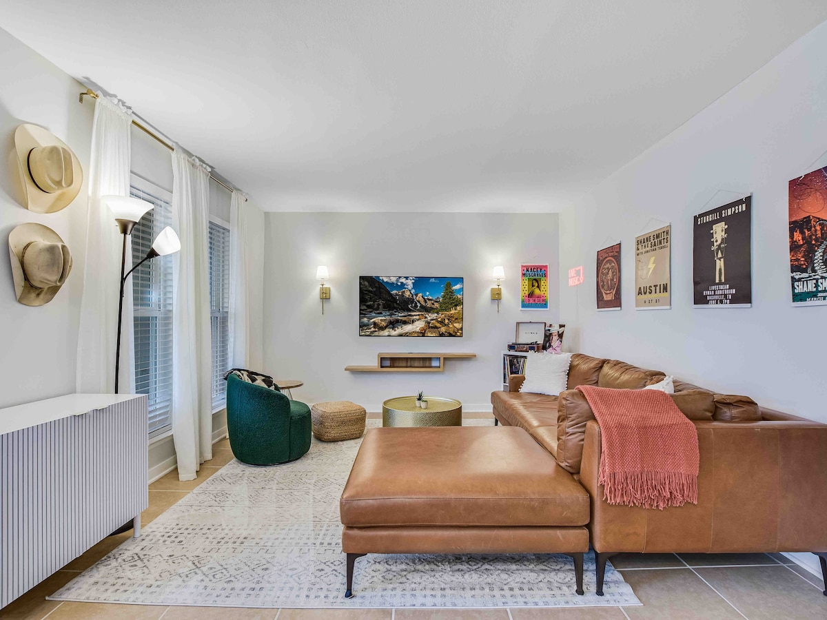 Private room in south Austin Townhome