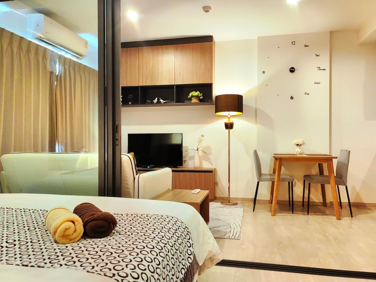 Huahin  Luxury condo La Casita(城市中心，5分钟步行到海滩和商场)