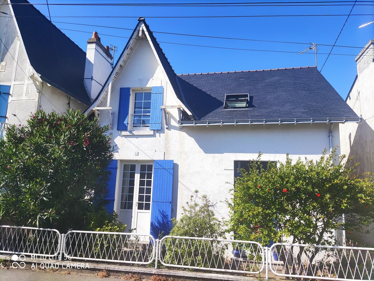 Deux maisons avec jardin et cabine sur la plage