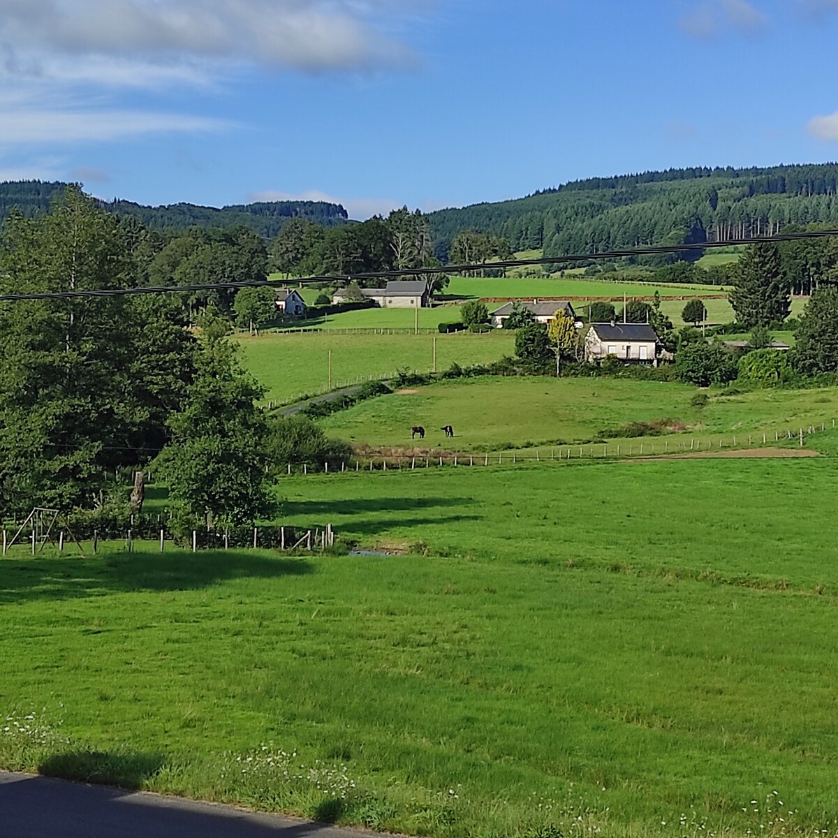 Maison Corrézienne avec jolie vue sur le Mont Cé