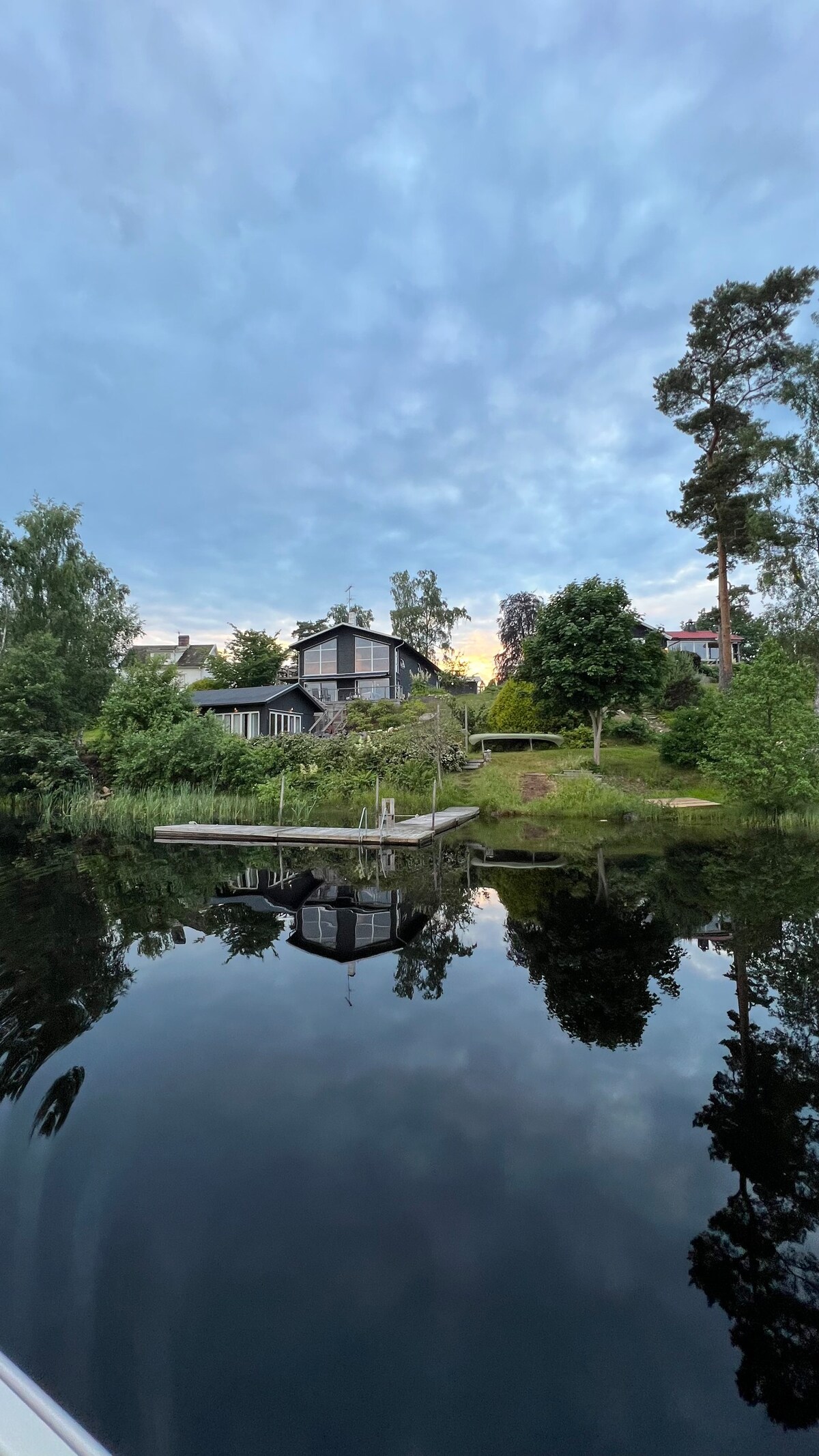 Båthus med kamin, bastu & brygga nära Göteborg