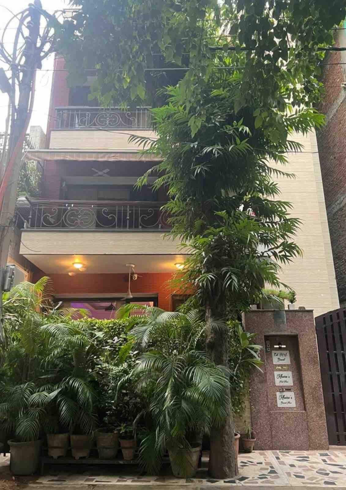 Spacious 3BHK Apt in Safdarjung Enclave