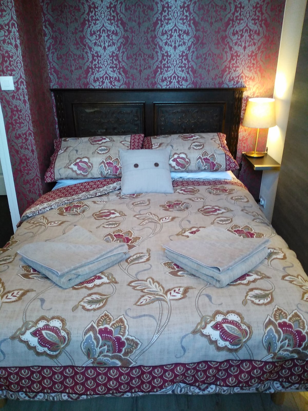 Glenbrook B&B(Margam);
Private double and ensuite.