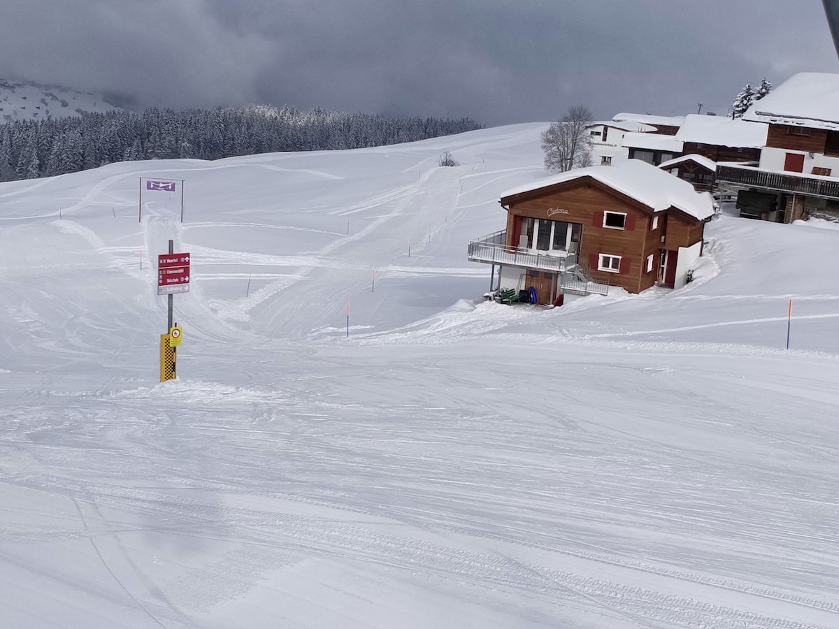 Ski in-ski Out度假屋， 8人Obersaxen