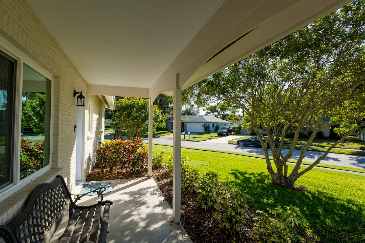 Beautiful Home in Gulf Gate 4 Miles to Siesta Key!