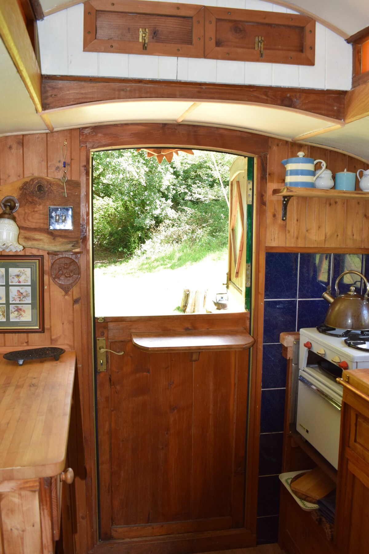 Quirky wooden showmans in pretty secluded valley