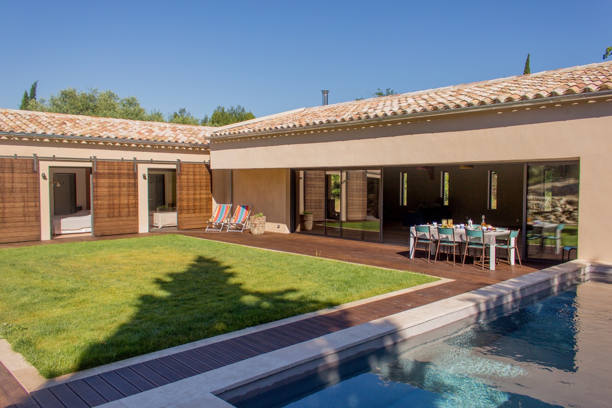 Maison d'architecte au pied d'une colline