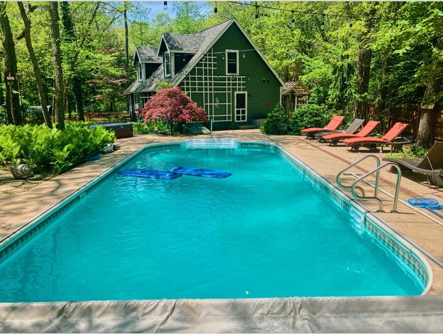 Oasis in the Woods, Private Home w Pool & Hot Tub