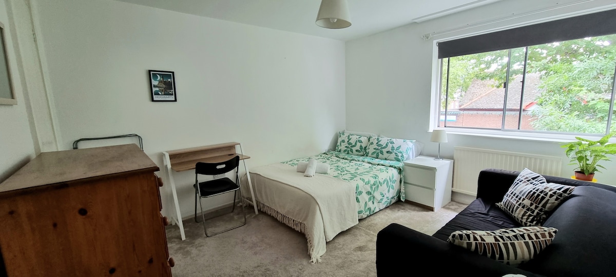 Large Room 2 minutes to Bermondsey Station