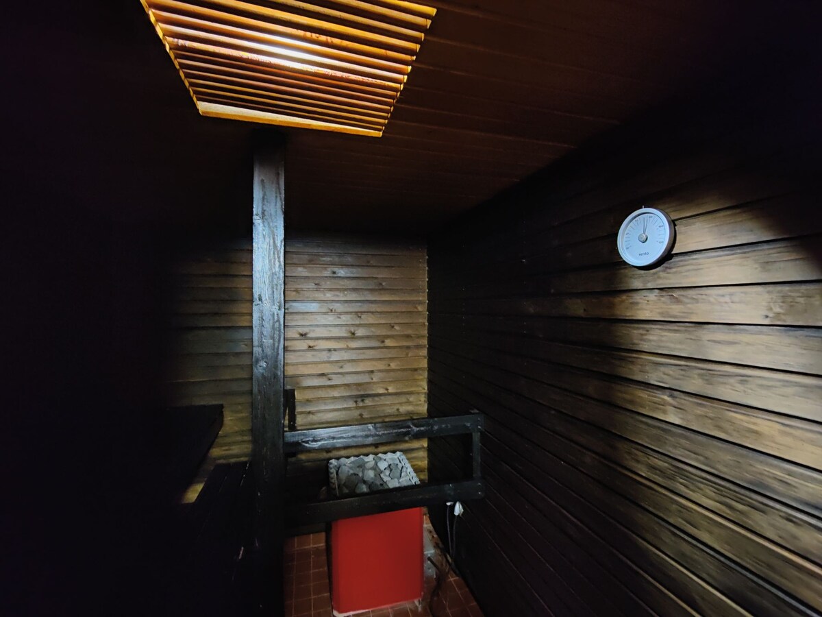独一无二的自然桑拿房，带木质加热热水浴缸