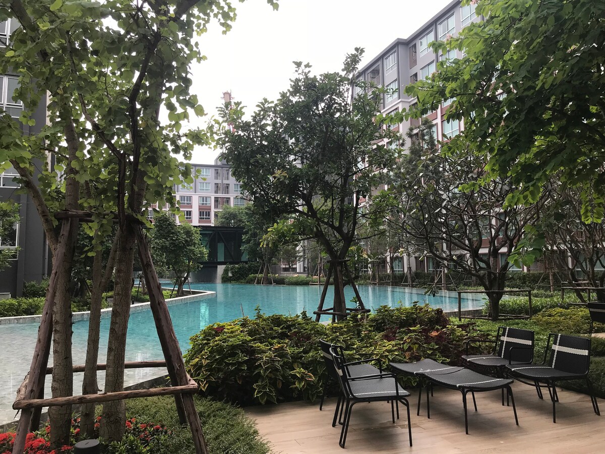 百米超长泳池景观公寓毗邻尚泰百货，一室一厅现代时尚设计，独立卧室方便舒适