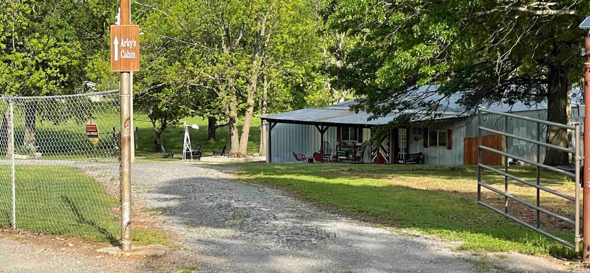 Arky’s Cabin; Country setting in town!