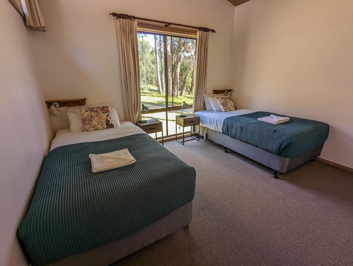 Wonderland Cottages - Banksia Cottage