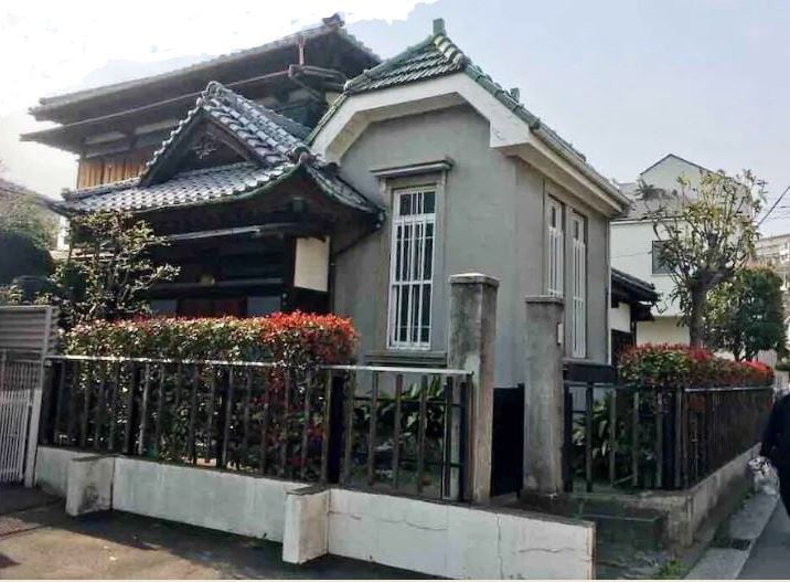有昭和初期的西式建筑的日本住宅。车10分从横滨的关内站是地铁&公共汽车约15分。2台停车。