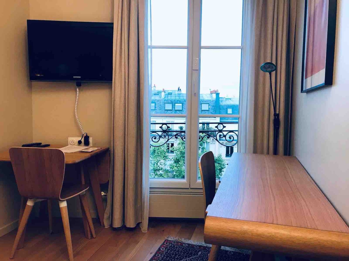 位于巴黎市中心的漂亮客房