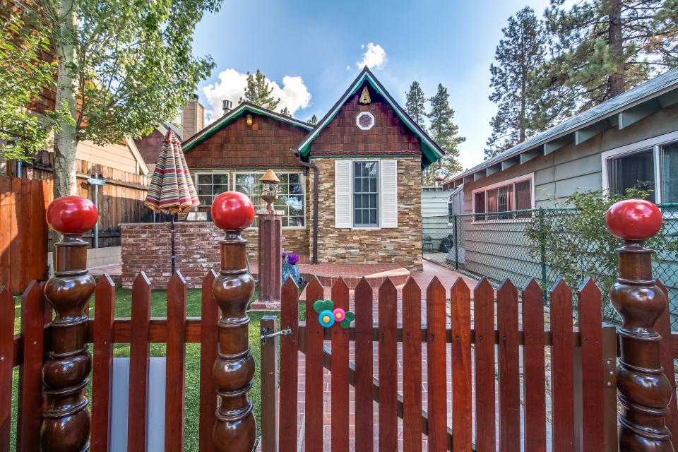 Ahhhdorable Vintage Storybook Cottage.