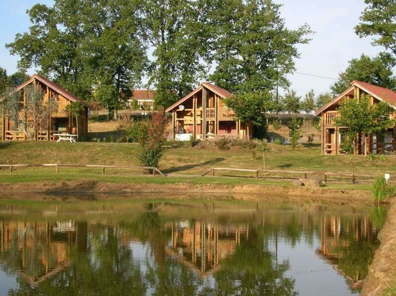 Domaine arboré avec 3 maisons bois