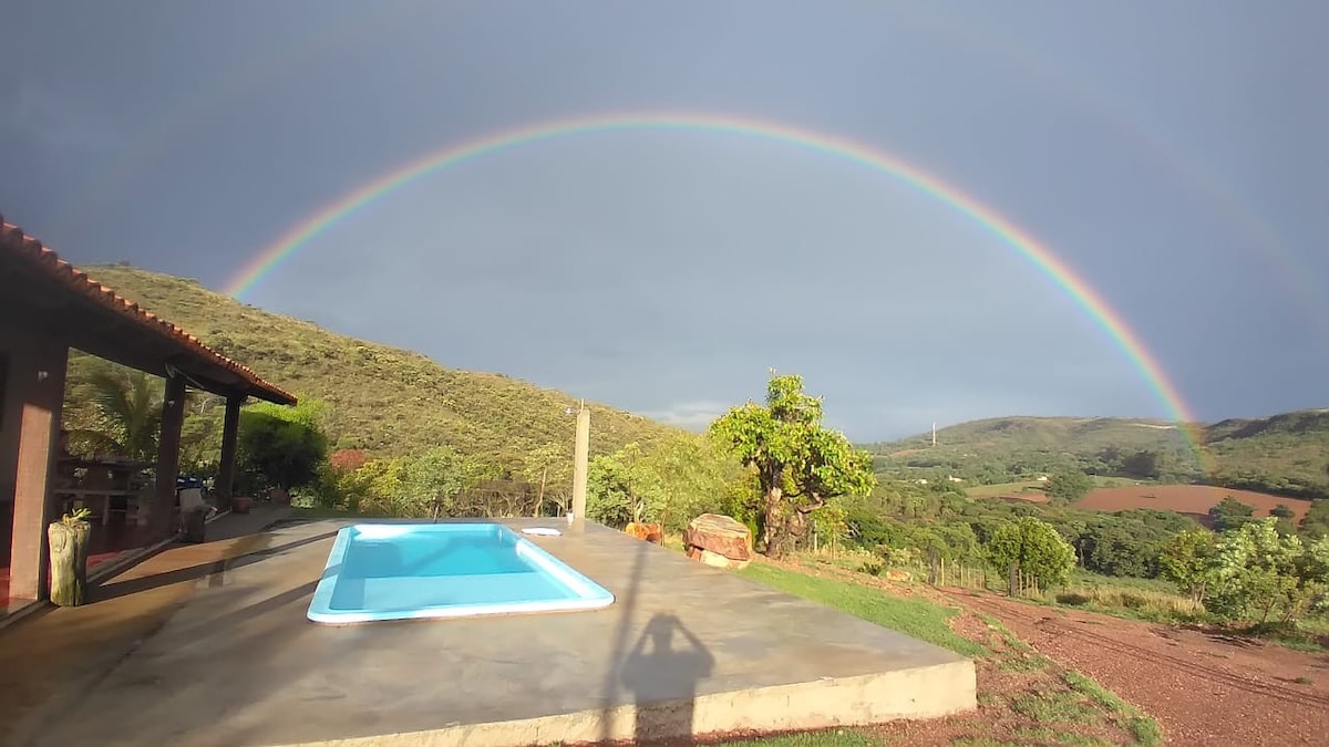 casa de campo com piscina ao lado das cachoeiras