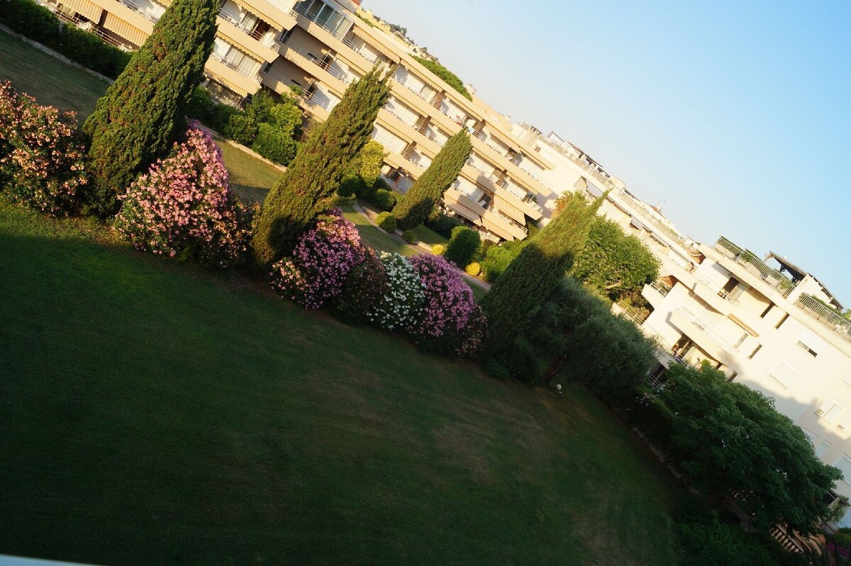 位于游泳池公寓内的St Tropez心脏单间公寓。