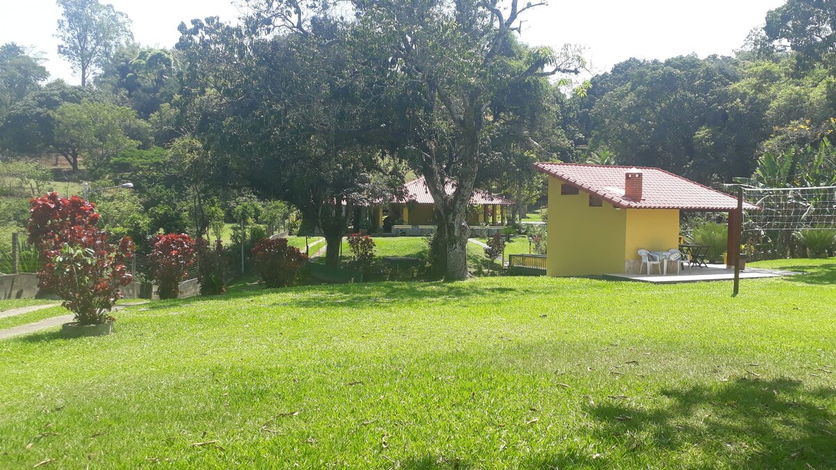 Casa de Campo agradável com lago, piscina, espaço gourmet.