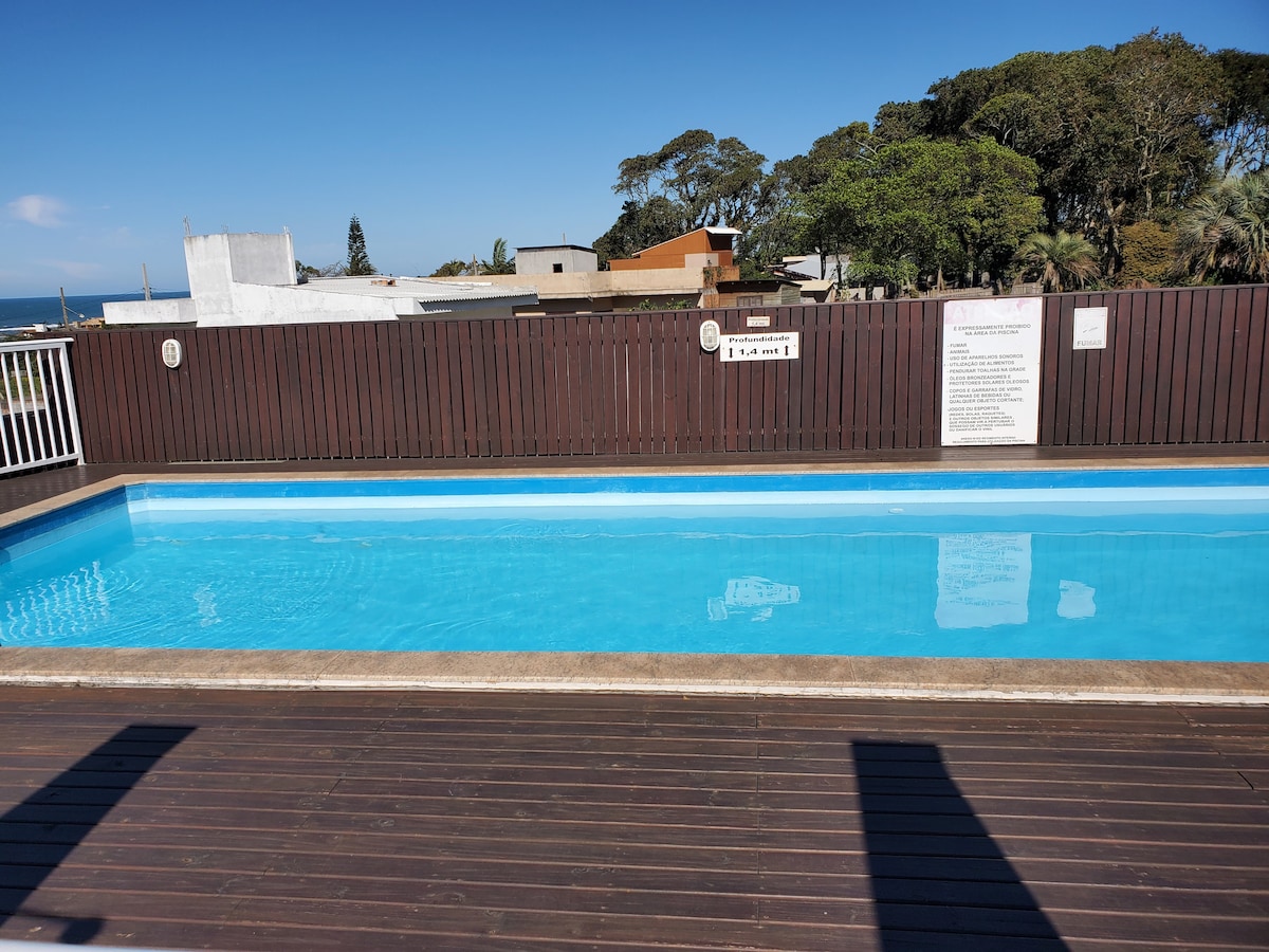 Condomínio encantado com piscina para o mar.