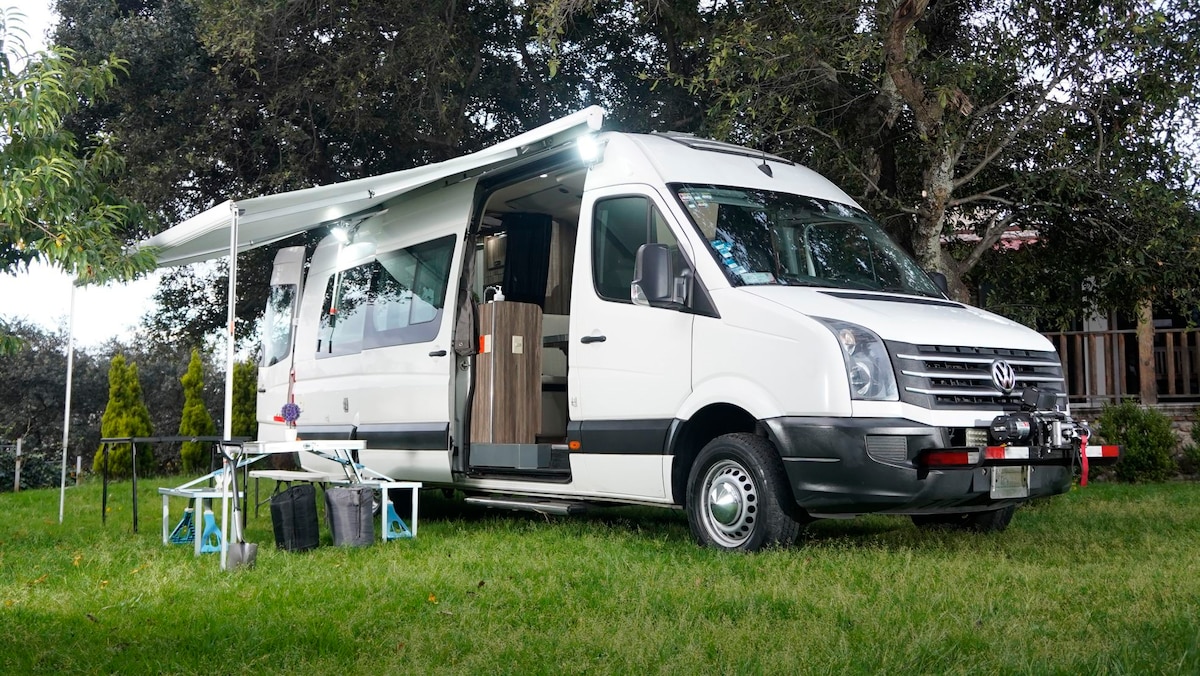 配备现代化的露营车，可供旅行和睡眠。