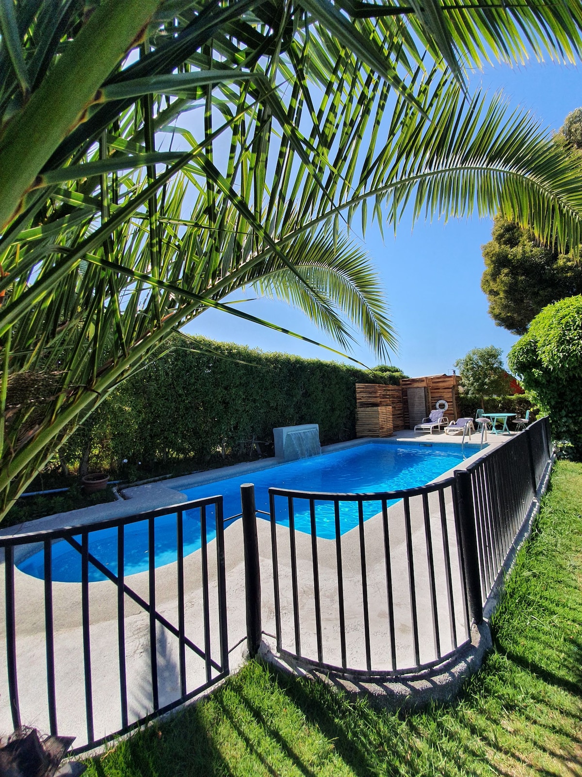 Casa con piscina y tinaja cerca del mar.