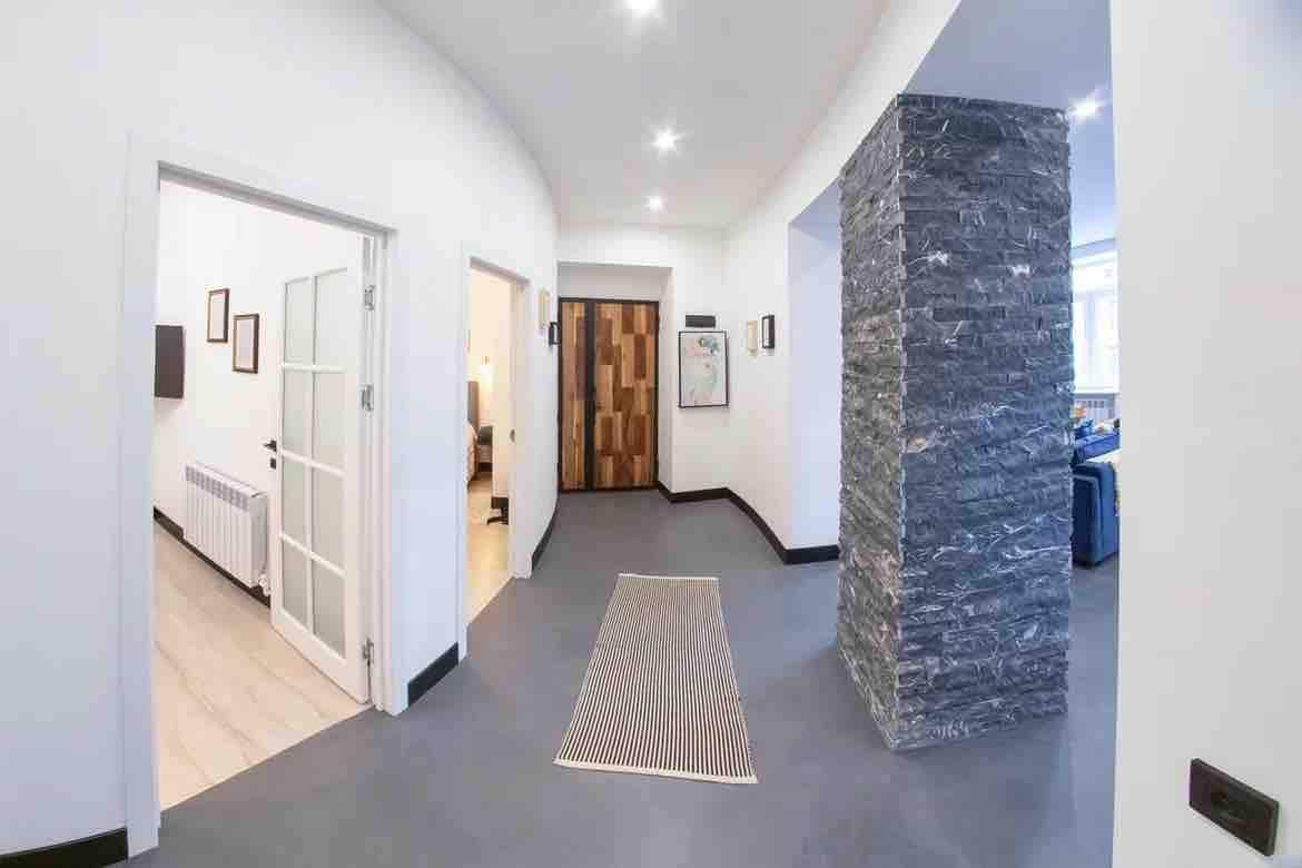 Malibu Park City Center NY style Loft Apt Sleeps 8