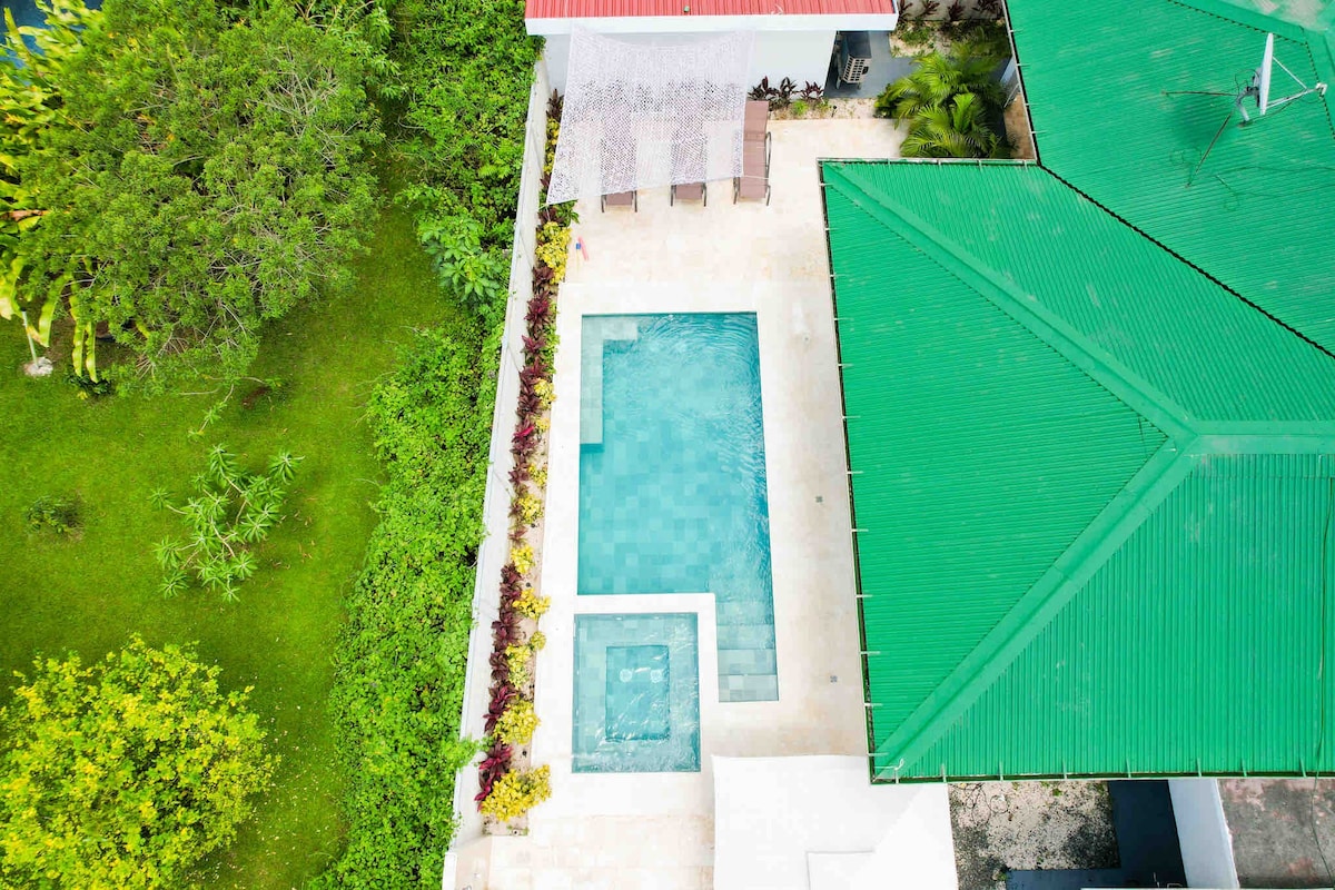 Casa Acuña ，配备游泳池和按摩浴缸，享受愉快的住宿体验