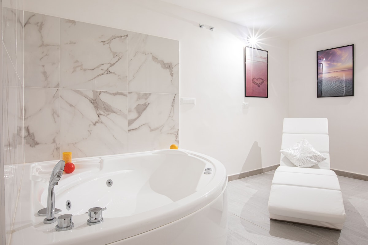 Unforgettable Split-level Jacuzzi Suite Navona -TC