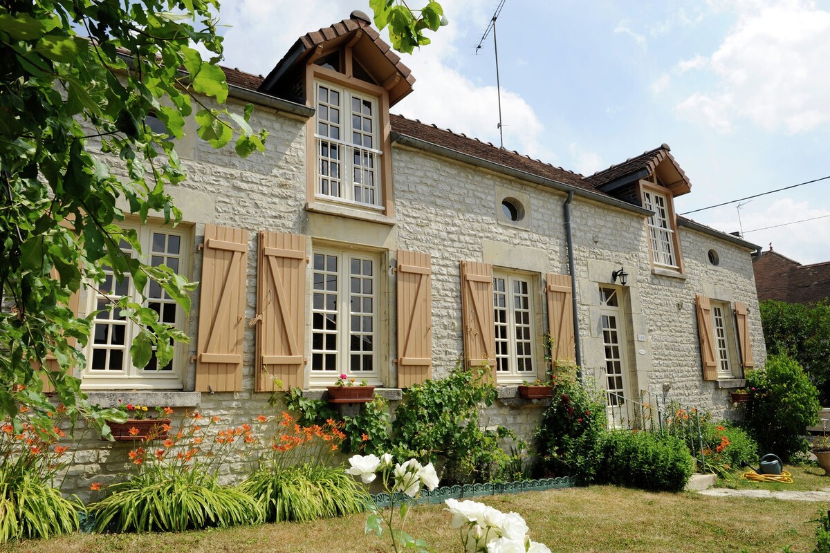 Country cottage with enclosed garden in Bligny
