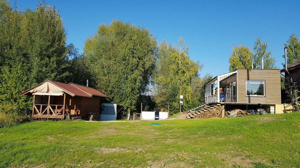 斯堪的纳维亚湖畔小屋。