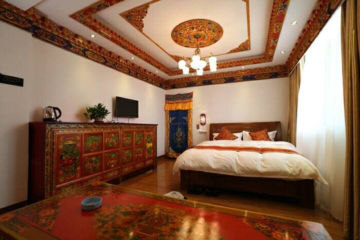 拉萨市中心距布宫直线距离800米的空调藏式精品大床房