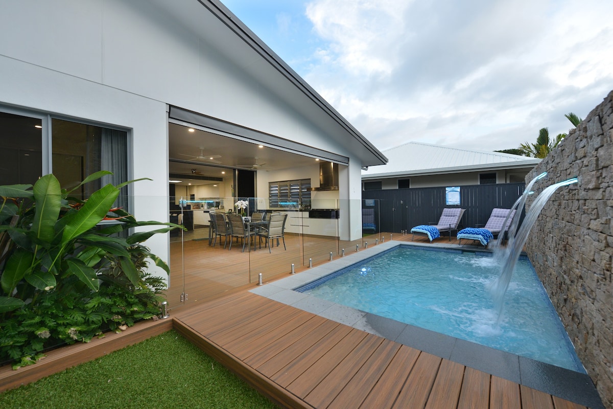 89 at The Edge: Luxury Poolside Contemporary