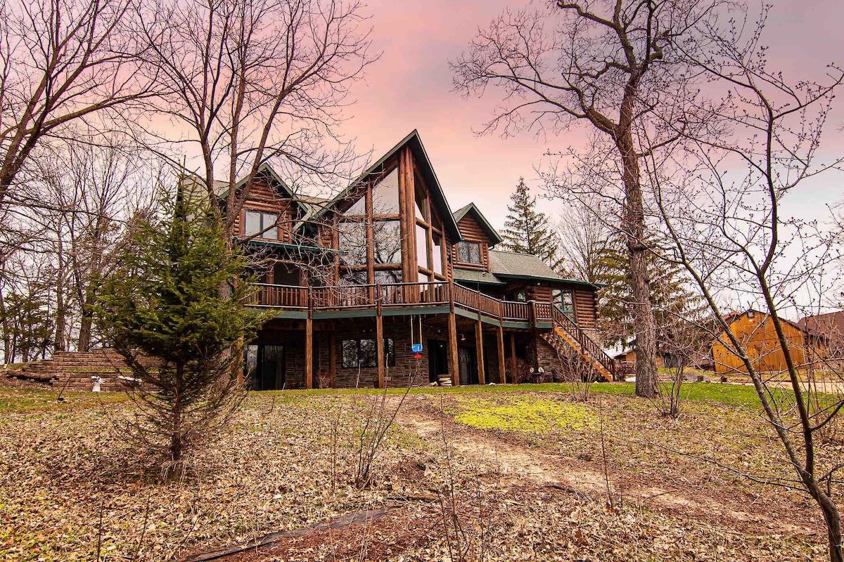 Secluded, Spacious Lodge close to Field of Dreams!