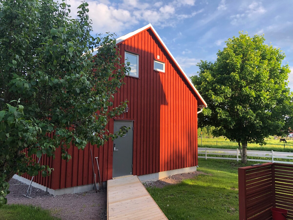 Möblerad nybyggd lägenhet med parkering